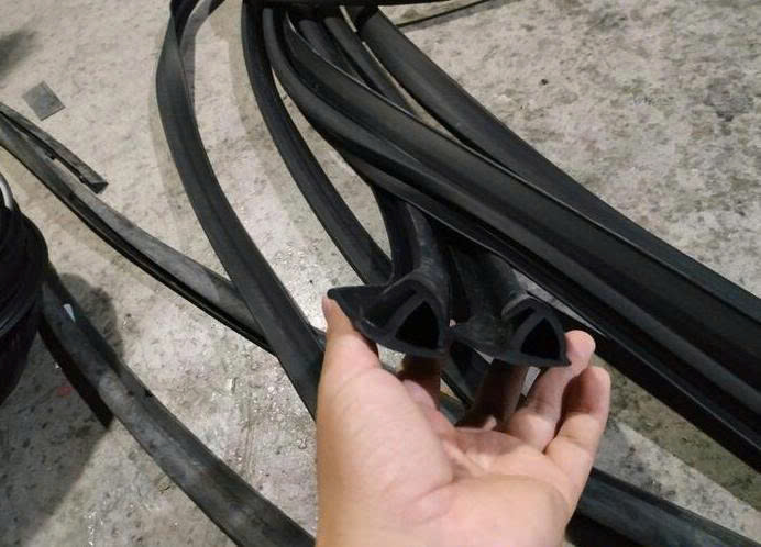 Ron cao su cửa sau xe tải