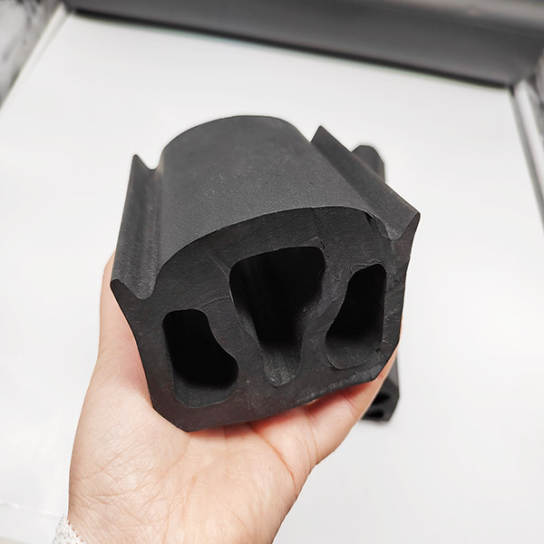 Ron đệm va hầm tầu